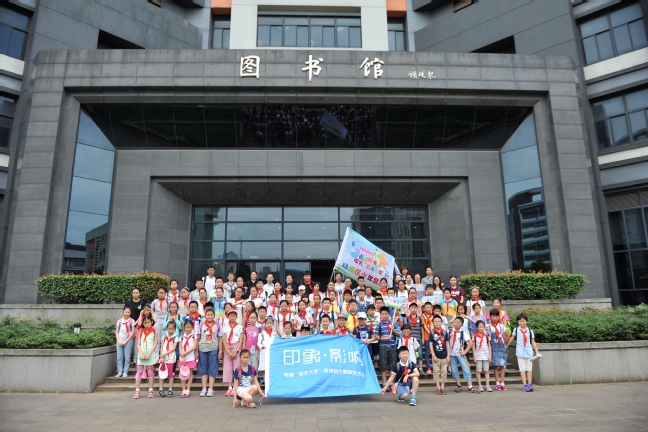 杨浦区少年宫学生参观我校图书馆