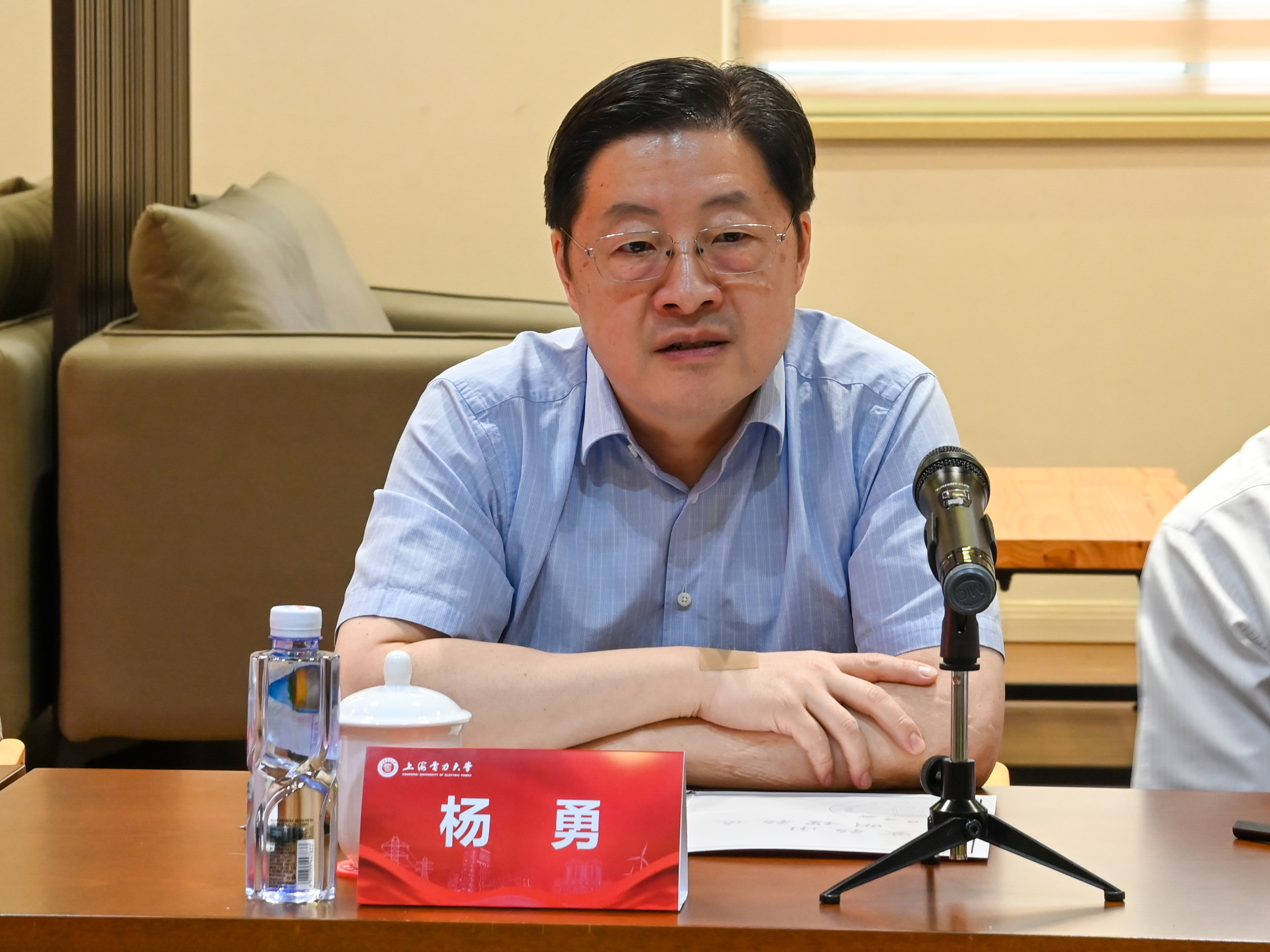 国家电网华东分部主任杨勇来校访问