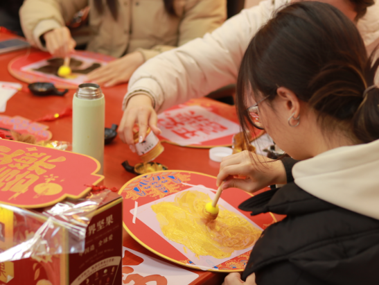 《上观新闻》又被学校宠到了！沉浸式非遗游园、与后勤互赠节礼……留校过年“暖心又热闹”