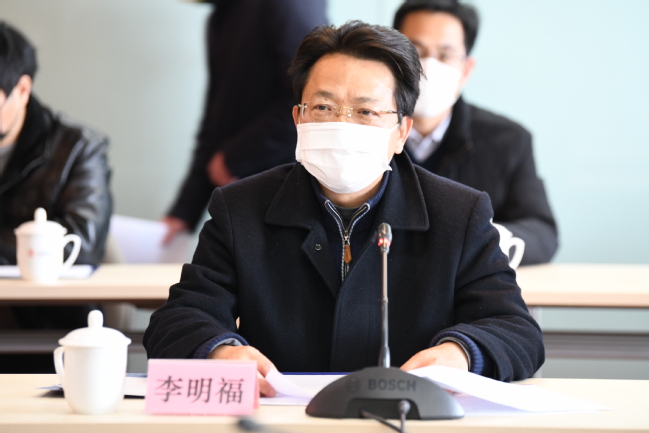 李明福代表全校师生感谢杨浦区委、区政府对学校疫情防控的支持、对全校师生的关心