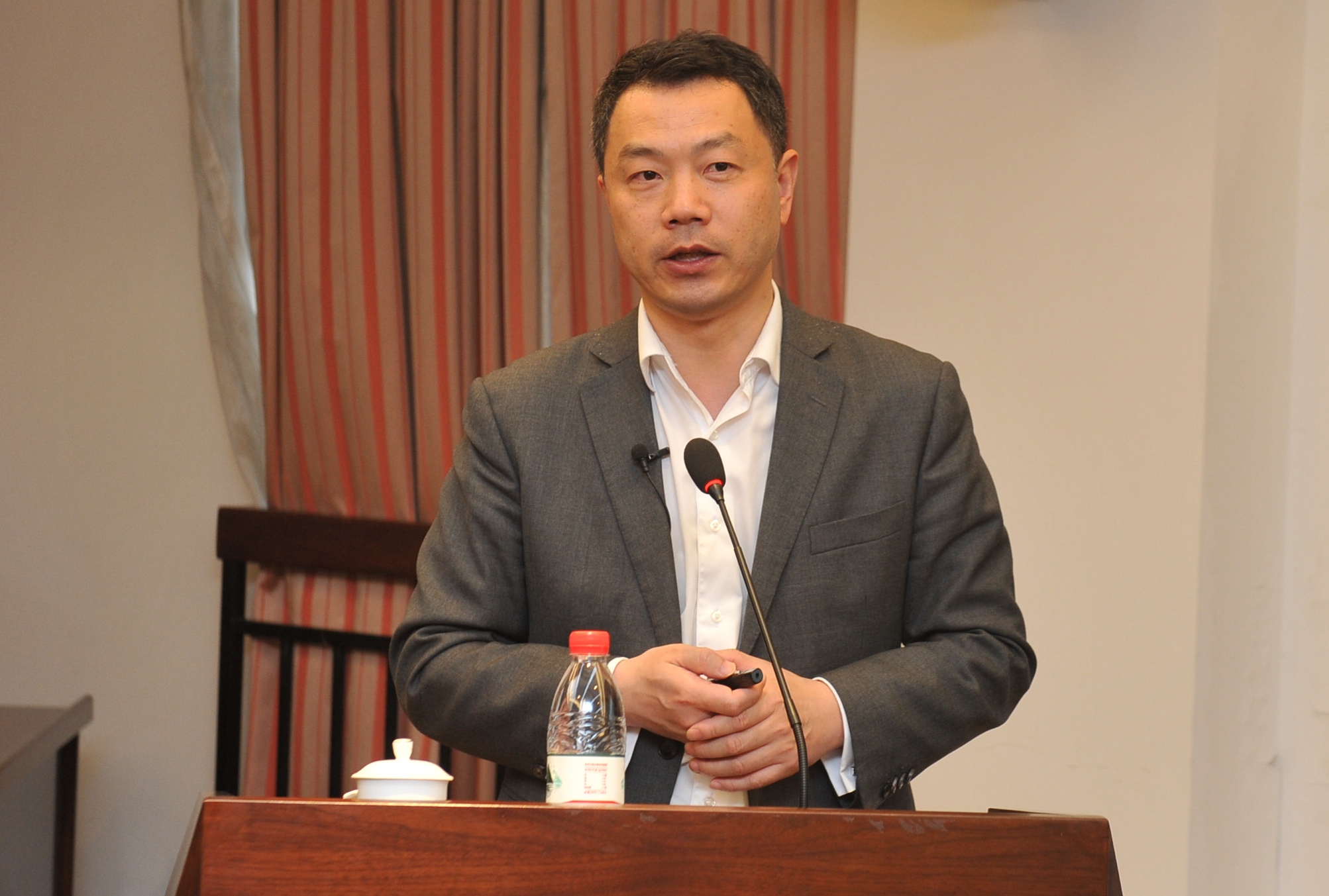 浦东新区区委常委陈杰来校解读"临港——未来之城"