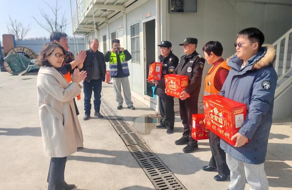 校领导走访慰问一线工作人员