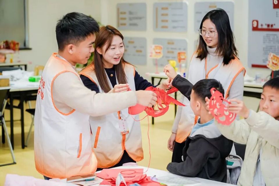 《上海教育》践初心、送温情、护归途……默默奉献的身影里，有青春最暖的底色｜沪上高校学子寒假生活②